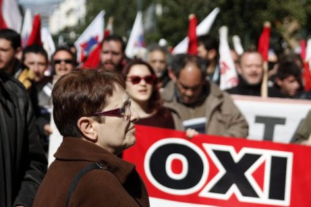 Başkent Atina'da binlerce çalışan durgunluğu protesto etti