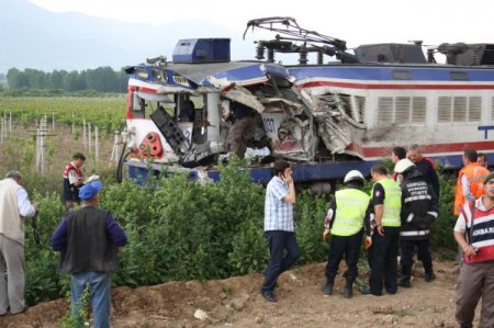 Başkent Ekspresi, İş Makinesi Yüklü Tır'a Çarptı: 1 Ölü, 10 Yaralı (2)