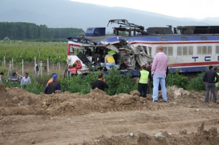 Başkent Ekspresi, İş Makinesi Yüklü Tır'a Çarptı: 1 Ölü, 10 Yaralı (2)