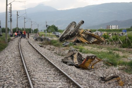 Başkent Ekspresi, İş Makinesi Yüklü Tır'a Çarptı: 1 Ölü, 10 Yaralı (2)