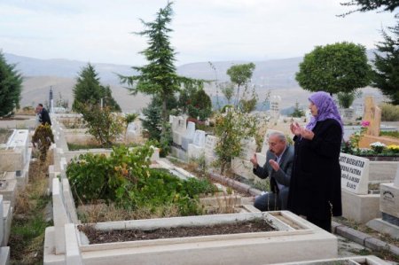 Başkentliler arife günü mezarlıklara akın etti