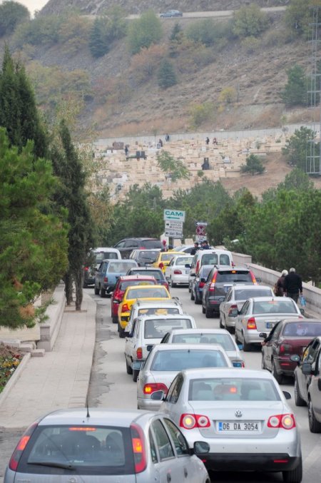 Başkentliler arife günü mezarlıklara akın etti