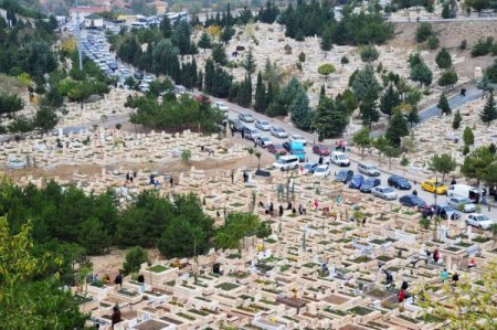 Başkentliler arife günü mezarlıklara akın etti