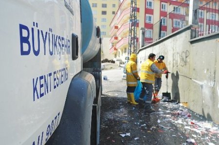 Başkentte afiş ve yazı temizliği
