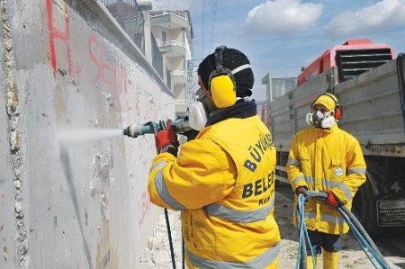 Başkentte afiş ve yazı temizliği