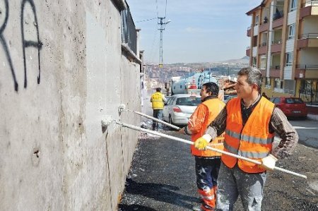 Başkentte afiş ve yazı temizliği