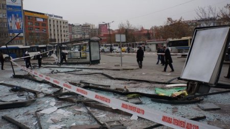 Başkent’te belediye otobüsü yolcu duraklarına daldı (Özel)