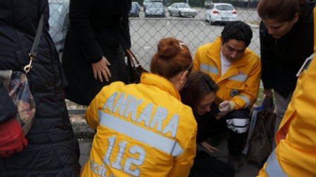 Başkent’te belediye otobüsü yolcu duraklarına daldı (Özel)