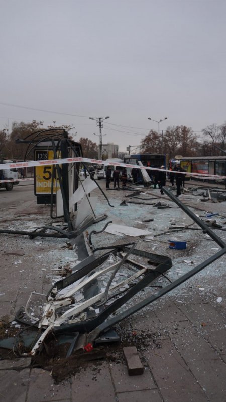 Başkent’te belediye otobüsü yolcu duraklarına daldı (Özel)