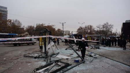 Başkent’te belediye otobüsü yolcu duraklarına daldı (Özel)