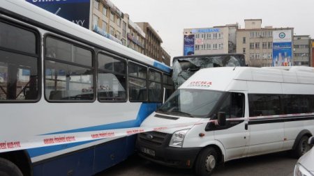 Başkent’te belediye otobüsü yolcu duraklarına daldı (Özel)