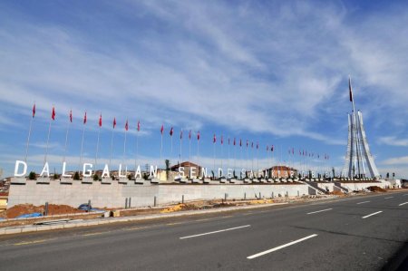 Başkent'te dev Türk bayrağı göndere çekildi