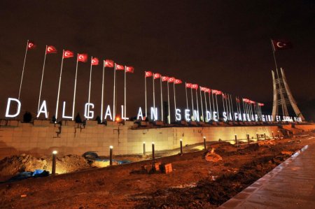 Başkent'te dev Türk bayrağı göndere çekildi