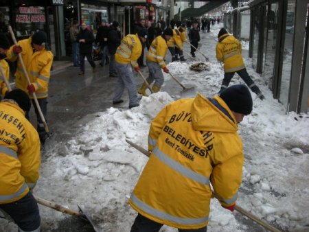 Başkent'te Kaldırımlarda Kar Temizliği Sürüyor