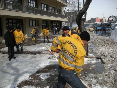 Başkent'te Kaldırımlarda Kar Temizliği Sürüyor