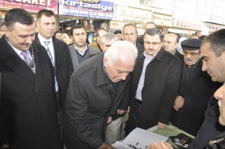 Başkent'te kamuda kıyafet özgürlüğü için imza kampanyası başladı