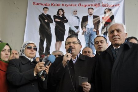 Başkent'te kamuda kıyafet özgürlüğü için imza kampanyası başladı