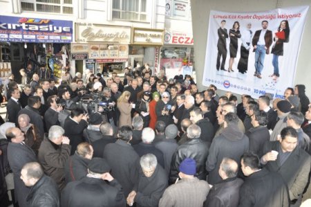 Başkent'te kamuda kıyafet özgürlüğü için imza kampanyası başladı