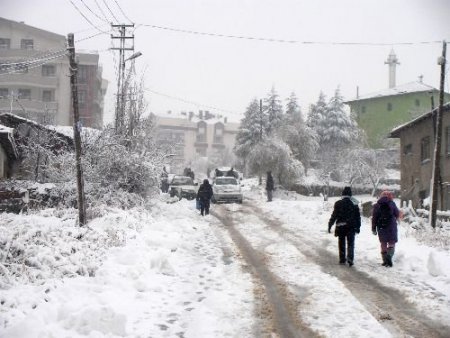 Başkent'te Kar Yağdı, Araçlar Yolda Kaldı