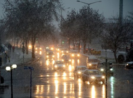 Başkent'te kar yağışı başladı