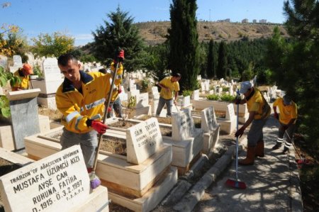 Başkent'te mezarlıklar bayrama hazırlanıyor