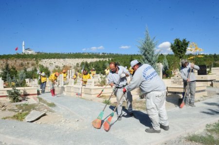 Başkent'te mezarlıklar bayrama hazırlanıyor