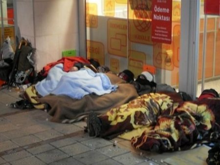 Başkent'te Oturma Eylemi Yapan İşçiler Dışarıda Sabahladı