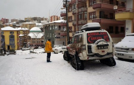 Başkent'te yaşlı hastanın imdadına paletli ambulans yetişti (Özel)