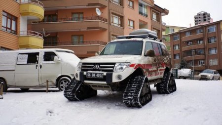 Başkent'te yaşlı hastanın imdadına paletli ambulans yetişti (Özel)