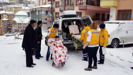 Başkent'te yaşlı hastanın imdadına paletli ambulans yetişti (Özel)