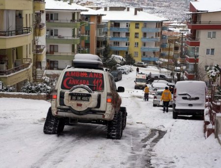 Başkent'te yaşlı hastanın imdadına paletli ambulans yetişti (Özel)