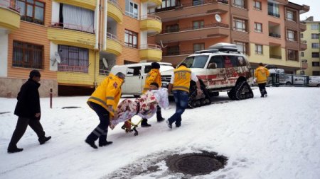Başkent'te yaşlı hastanın imdadına paletli ambulans yetişti (Özel)