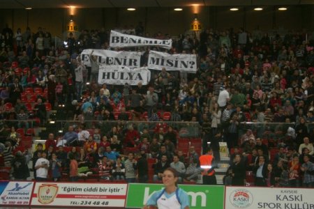 Basketbol maçında tribünden evlilik teklifi yaptı