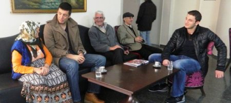 Basketbolcular, huzurevi sakinlerine moral verdi