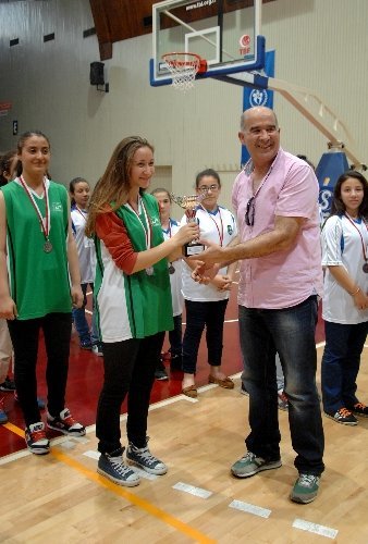 Basketbolcular, kupalarına kavuştu