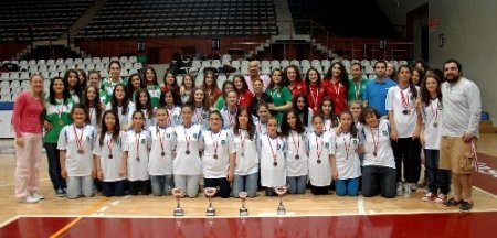 Basketbolcular, kupalarına kavuştu