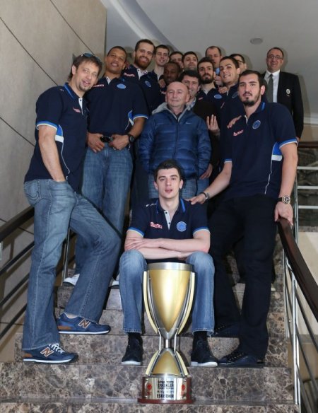 Basketbolcular, Türkiye Kupası'nı Aziz Yıldırım'a ve yöneticilere götürdü