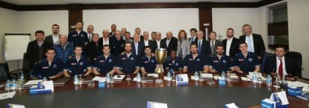 Basketbolcular, Türkiye Kupası'nı Aziz Yıldırım'a ve yöneticilere götürdü