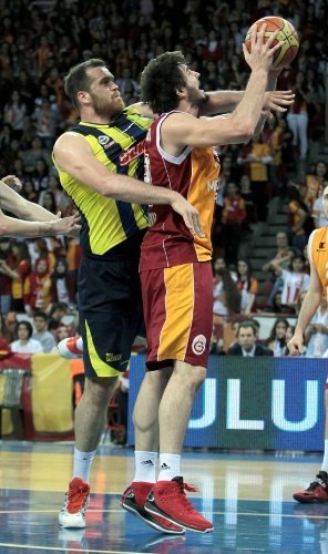 Basketboldaki derbiyi Galatasaray Medical Park kazadı