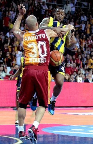 Basketboldaki derbiyi Galatasaray Medical Park kazadı
