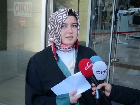 Başörtülü avukat ilk kez duruşmaya katıldı