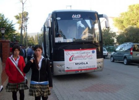 Başörtüsü Olduğu Gerekçesiyle Gezi Otobüsünden İndirilen Lise Öğrencisi Geri Döndü