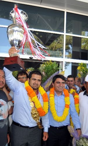 Başpehlivan Yeşilyeşil, Antalya'da Davul Zurnayla Karşılandı