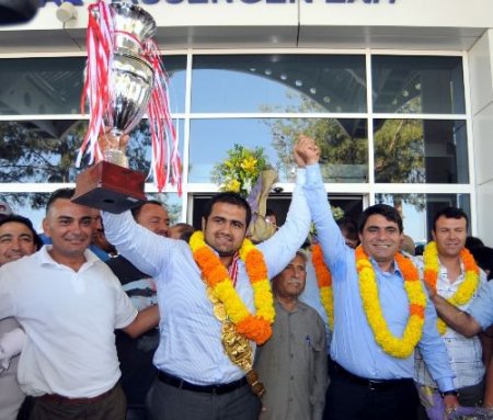 Başpehlivan Yeşilyeşil, Antalya'da Davul Zurnayla Karşılandı