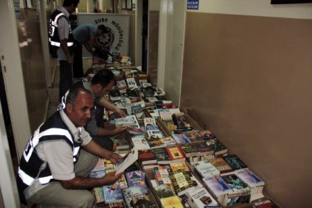 Bastıkları korsan kitapları indirim kampanyası başlatarak sattılar