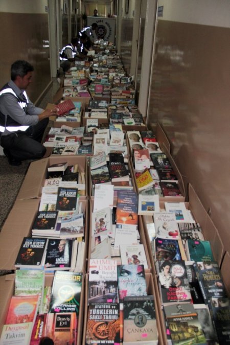 Bastıkları korsan kitapları indirim kampanyası başlatarak sattılar