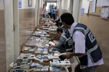 Bastıkları korsan kitapları indirim kampanyası başlatarak sattılar