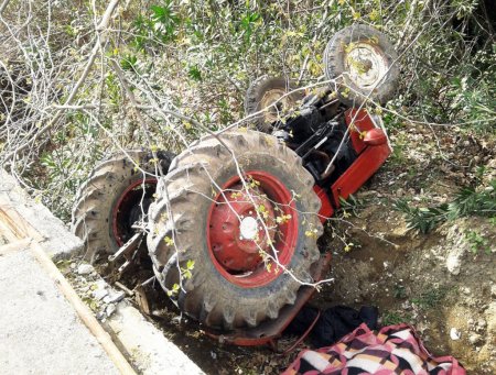 Baston direksiyona takılınca traktör şarampole devrildi: 1 ölü, 2 yaralı