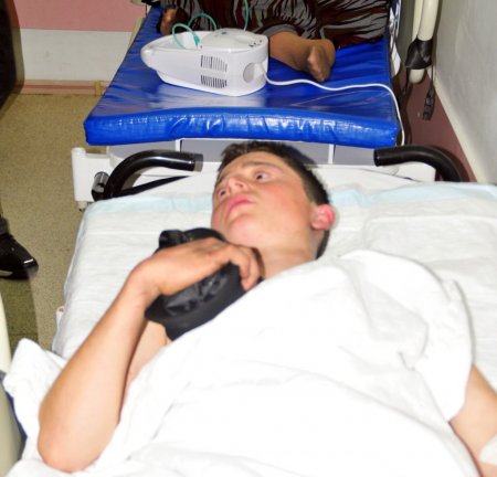 Baston direksiyona takılınca traktör şarampole devrildi: 1 ölü, 2 yaralı