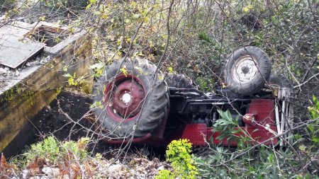 Baston direksiyona takılınca traktör şarampole devrildi: 1 ölü, 2 yaralı